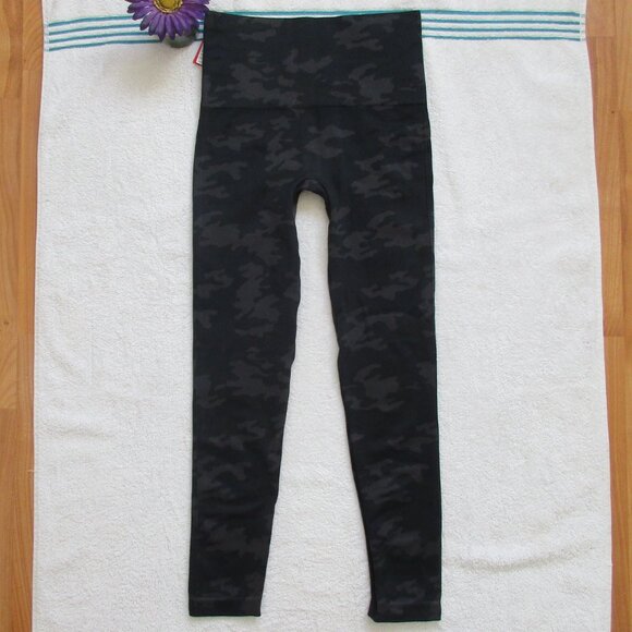 New SPANX Leggings Size Medium High Waisted Black Camo - Picture 7 of 9